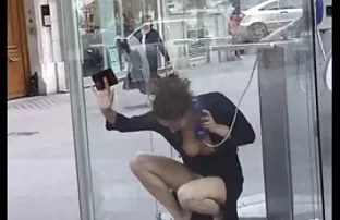 Một phụ nữ trẻ bệnh  ...