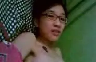 Sau khi đi tiểu gái  ...