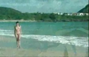 Một cô gái thông qua ...