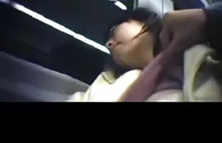 Nâng lên váy của cô  ...