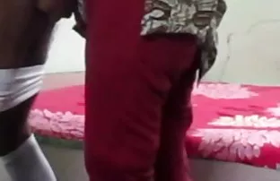 Cô gái tóc vàng và c ...