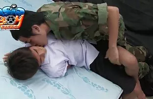 Ngồi trên lối đi bộ  ...