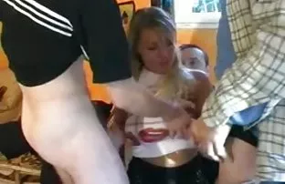 Cô gái chà ngón tay