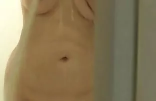 Người bạn cởi quần á ...