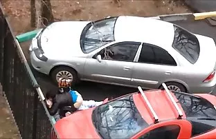 Cô gái đánh và hai t ...
